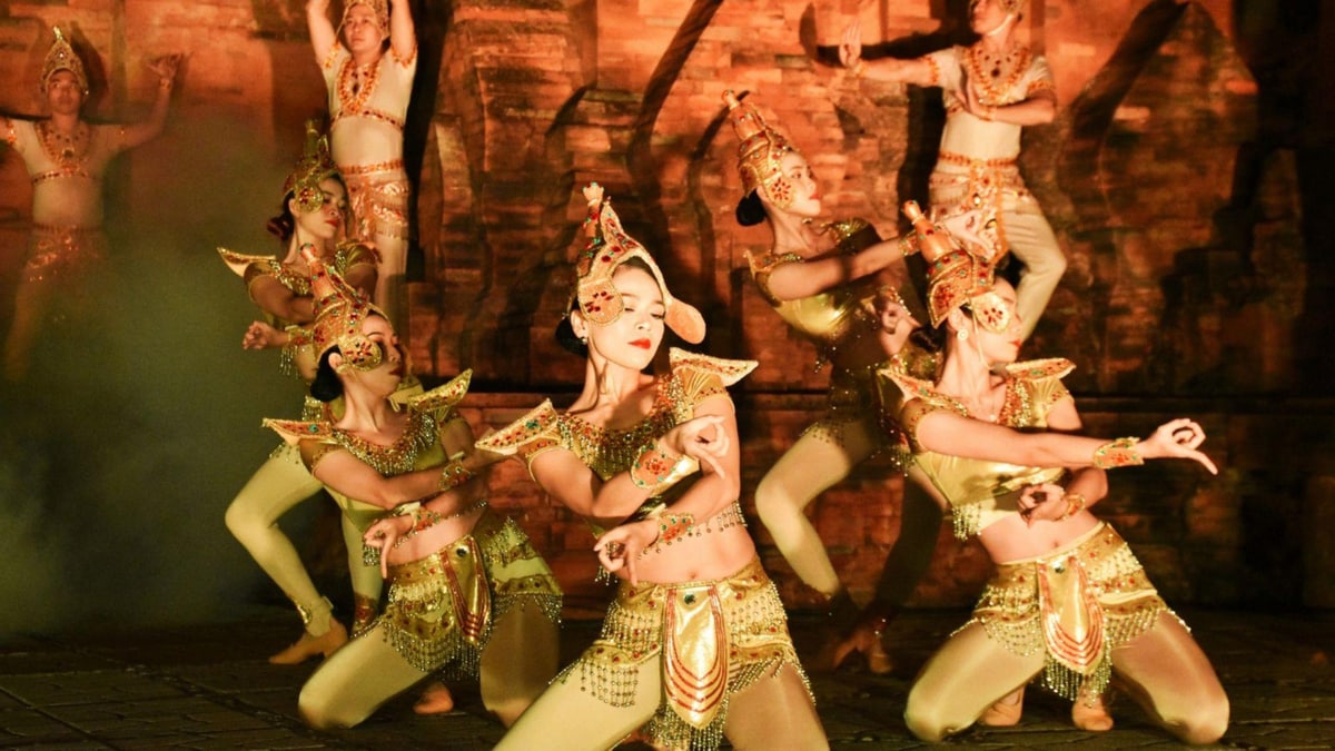 Dancers often wear vibrant silk outfits, intricate jewelry, and tall headdresses, creating a scene that’s both regal and graceful